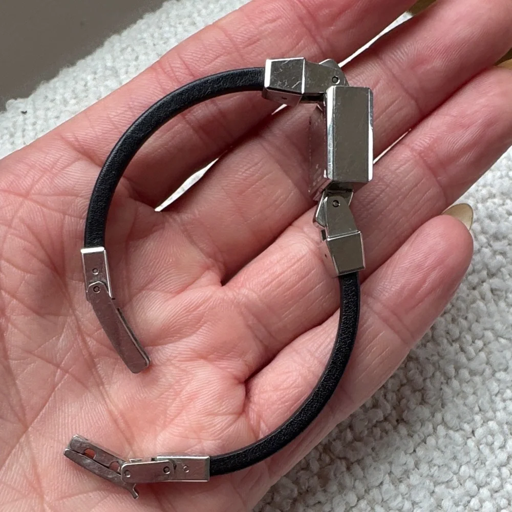 Gucci Black and Silver Square Face Watch - Picture 5 of 7